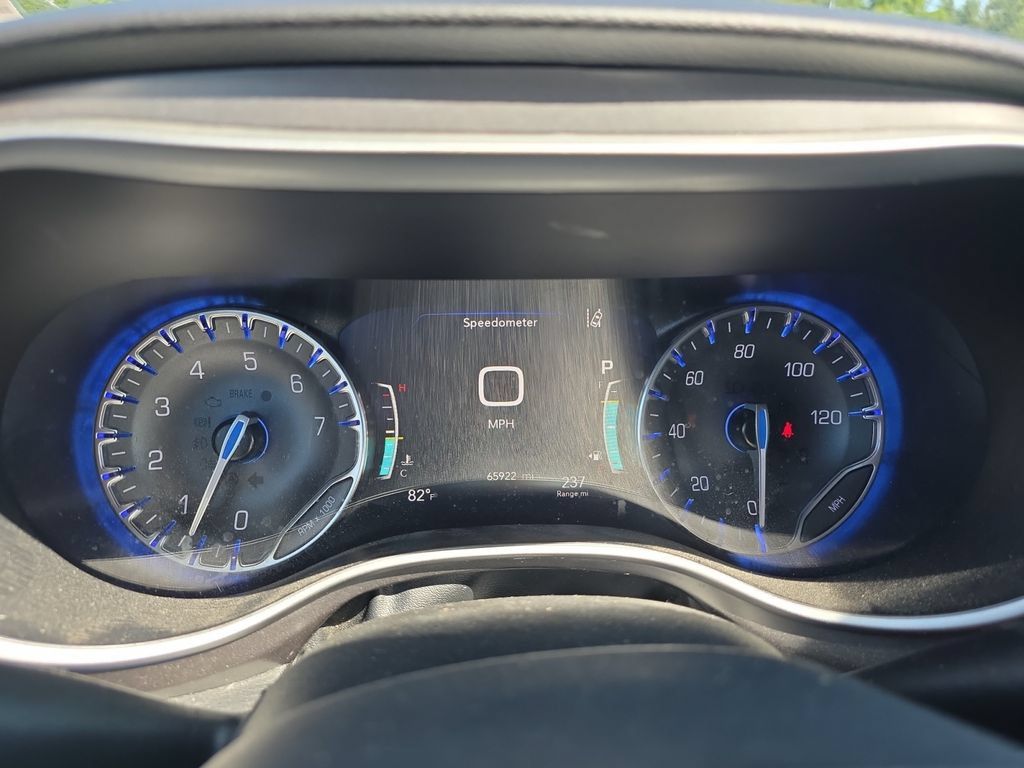 Used 2024 Chrysler Pacifica Touring-L FWD image 16