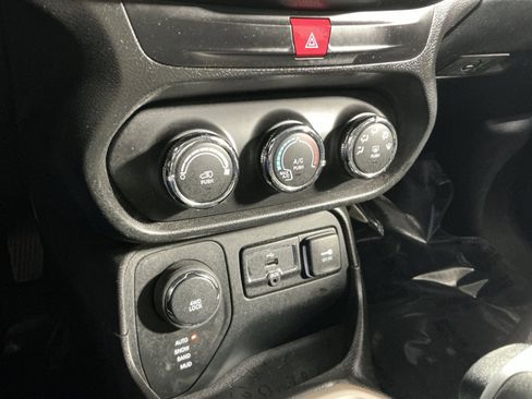 Used 2017 Jeep Renegade Sport w/ Power & Air Group image 28