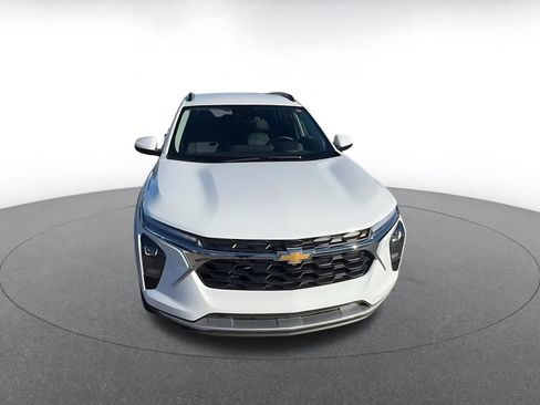 Used 2025 Chevrolet Trax LT w/ LT Convenience Package image 4