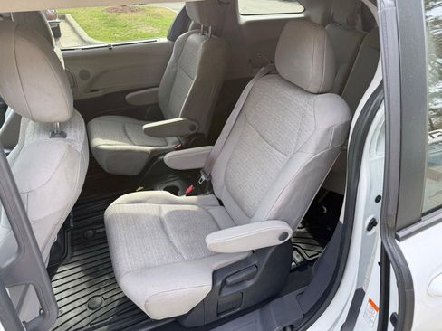 Used 2022 Toyota Sienna LE FWD image 27