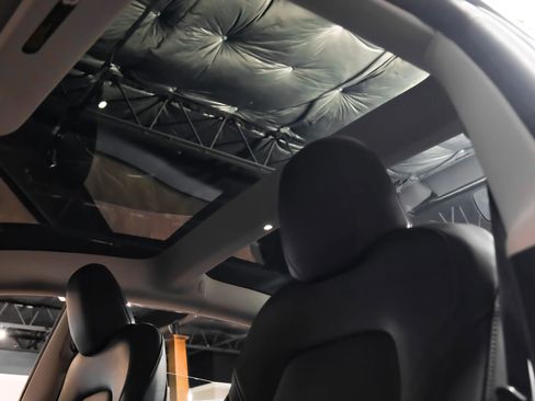 Used 2023 Tesla Model 3 Standard Range image 5