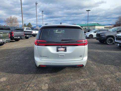 New 2026 Chrysler Pacifica Select w/ S Appearance Package image 4