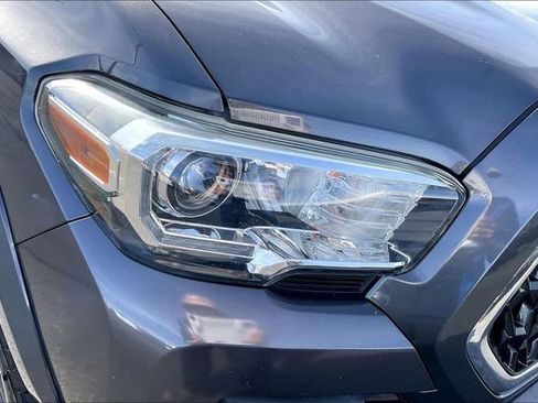 Used 2018 Toyota Tacoma TRD Sport image 31