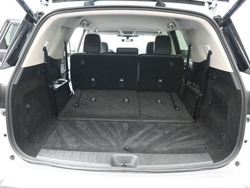 Used 2025 Nissan Pathfinder SL AWD/4WD image 30