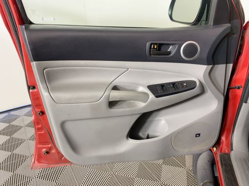 Used 2012 Toyota Tacoma PreRunner image 21