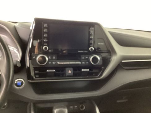 Used 2022 Toyota Highlander XLE AWD/4WD image 17
