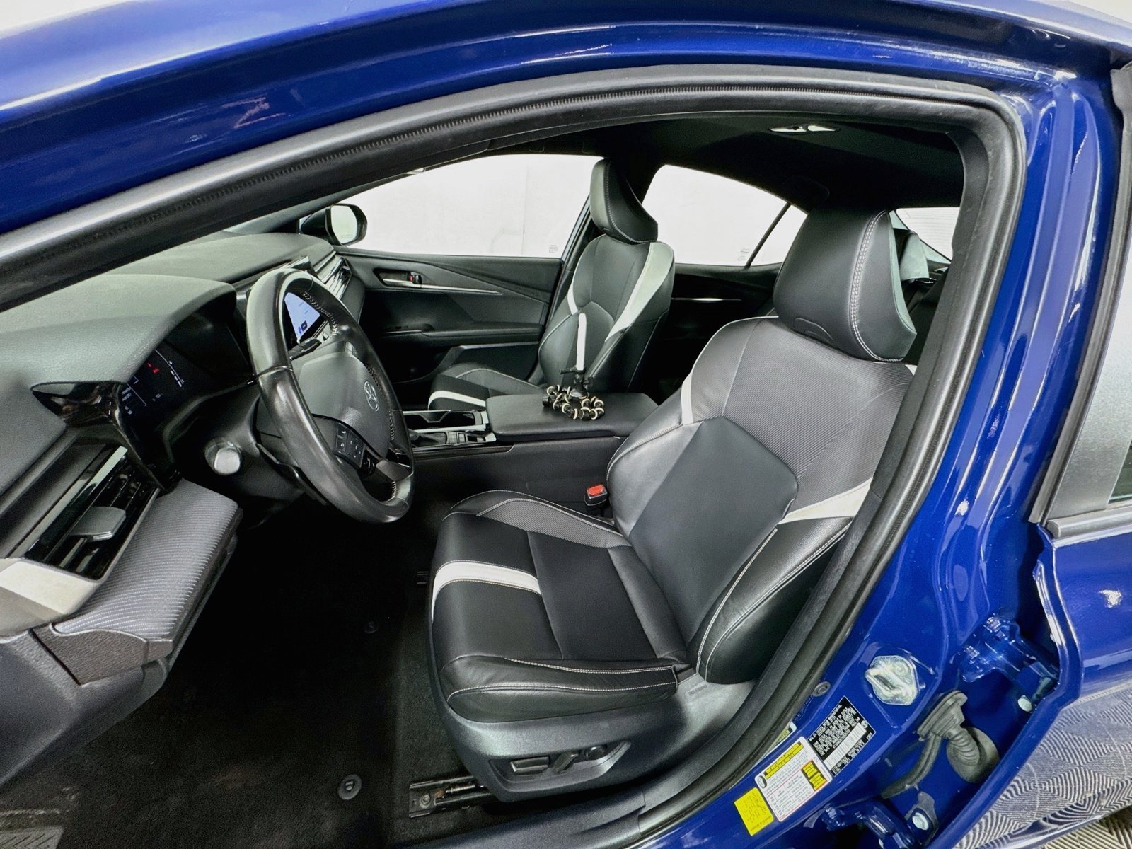 Used 2025 Toyota Camry SE FWD image 15