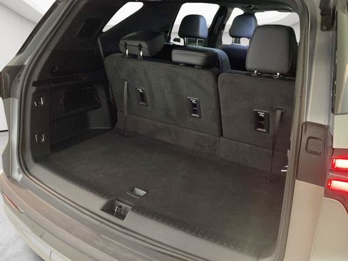 Used 2025 Chevrolet Traverse LT FWD image 37