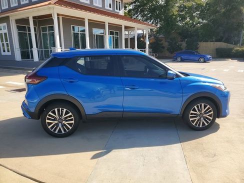 Used 2022 Nissan Kicks SV image 8