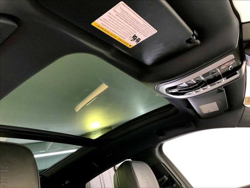 Certified 2023 Porsche Macan Turbo image 20