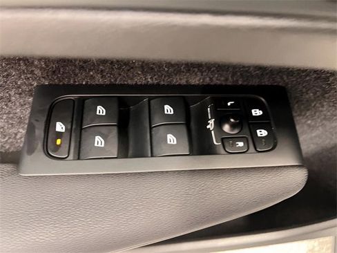 Used 2024 Volvo XC40 B5 Core image 14