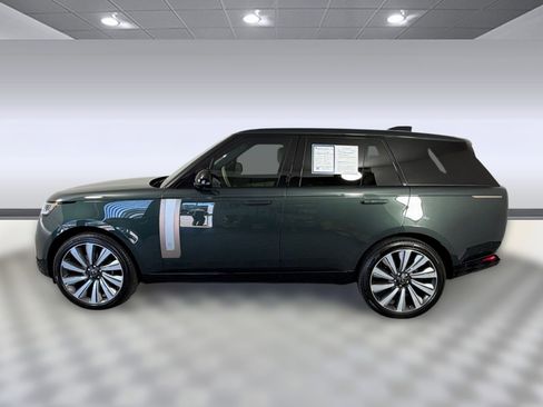 Used 2025 Land Rover Range Rover SV AWD/4WD image 2