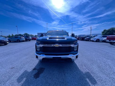 Used 2024 Chevrolet Silverado 2500 LT AWD/4WD image 3