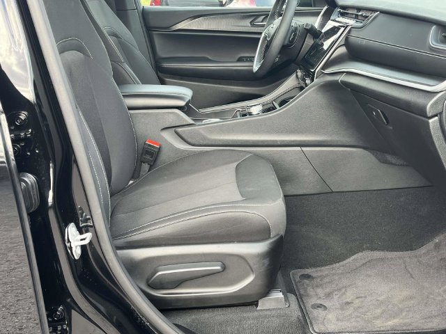 Used 2025 Jeep Grand Cherokee Laredo X w/ Luxury Tech Group I AWD/4WD image 25