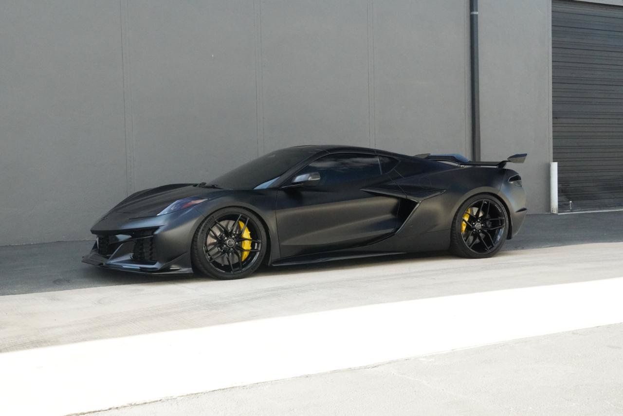 Used 2025 Chevrolet Corvette Z06 w/ Z07 Performance Package RWD image 3