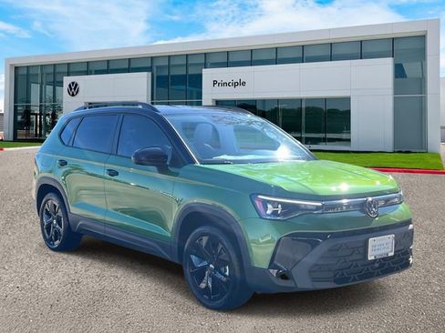 New 2026 Volkswagen Taos SE image 2