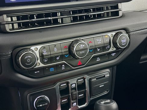 Used 2025 Jeep Wrangler Sahara image 19