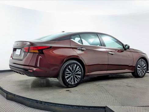 Used 2024 Nissan Altima 2.5 SV image 8