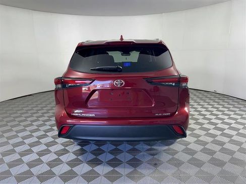 Certified 2024 Toyota Highlander XLE image 6