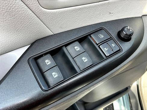 Used 2015 Toyota Sienna LE FWD image 36
