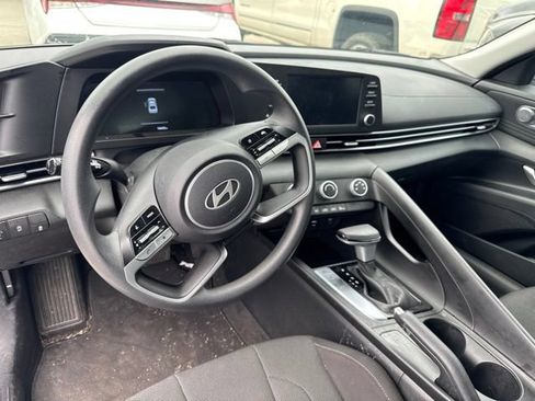 Used 2025 Hyundai Elantra SE FWD image 12