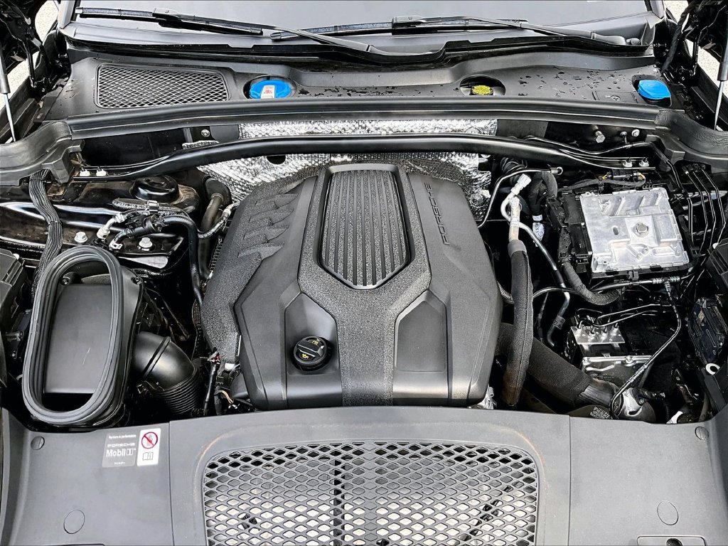 Certified 2026 Porsche Macan AWD/4WD image 23