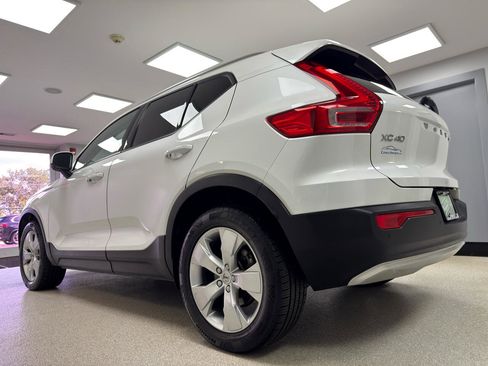 Used 2022 Volvo XC40 T5 Momentum image 5