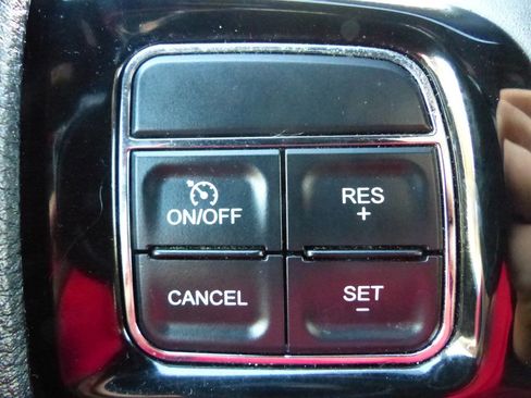 Used 2016 Dodge Grand Caravan SXT image 26