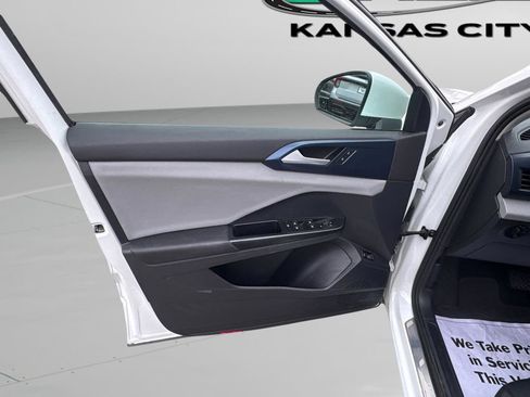 Used 2022 Volkswagen Taos SE FWD image 17