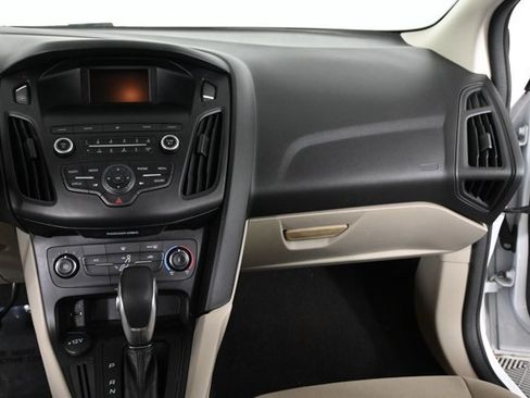 Used 2018 Ford Focus SE w/ SE Appearance Package image 13
