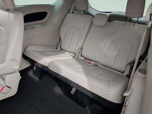 Used 2017 Chrysler Pacifica Touring-L image 32