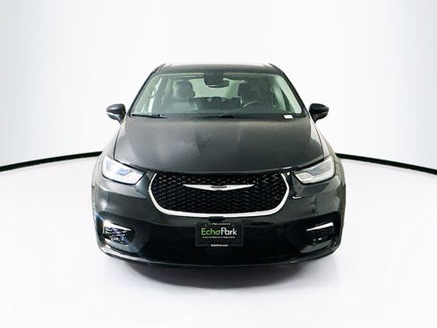 Used 2023 Chrysler Pacifica Touring-L image 2