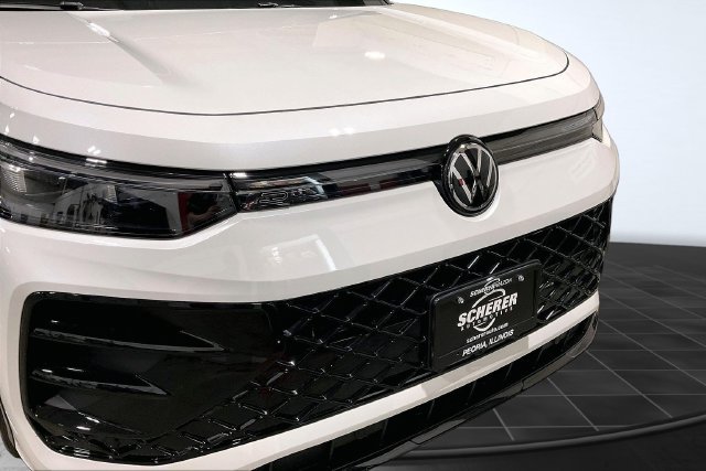 Used 2025 Volkswagen Tiguan SE R-Line AWD/4WD image 28