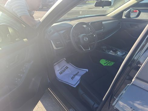 Used 2023 Nissan Rogue S image 9