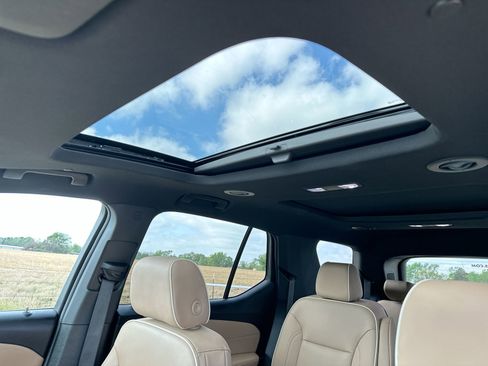 Used 2023 Chevrolet Traverse Premier image 22