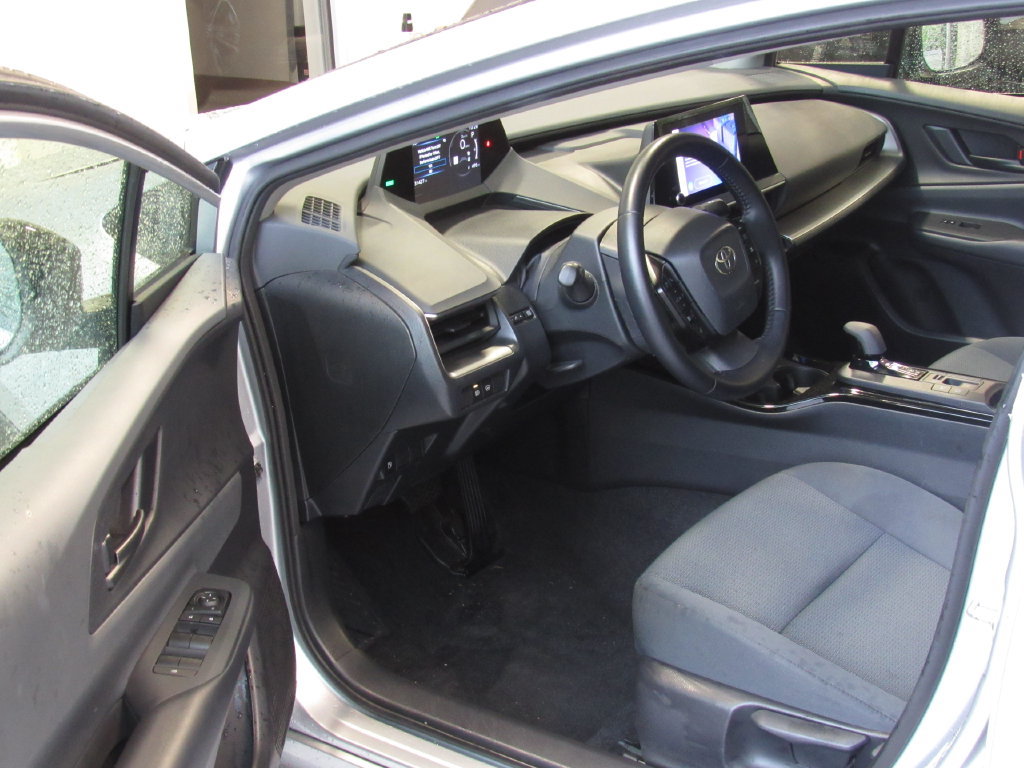 Certified 2025 Toyota Prius LE FWD image 9