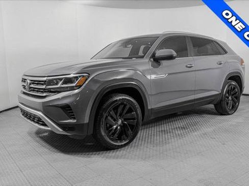 Used 2021 Volkswagen Atlas Cross Sport SE w/ Panoramic Sunroof Package image 2