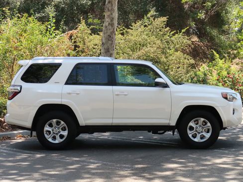 Used 2014 Toyota 4Runner SR5 image 6