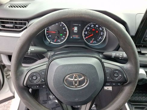 Used 2021 Toyota RAV4 LE image 19