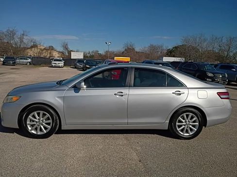 Used 2010 Toyota Camry XLE image 2
