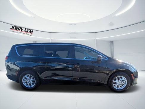 Used 2023 Chrysler Voyager LX image 2