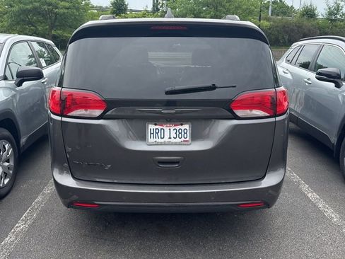 Used 2018 Chrysler Pacifica Touring-L Plus FWD image 4
