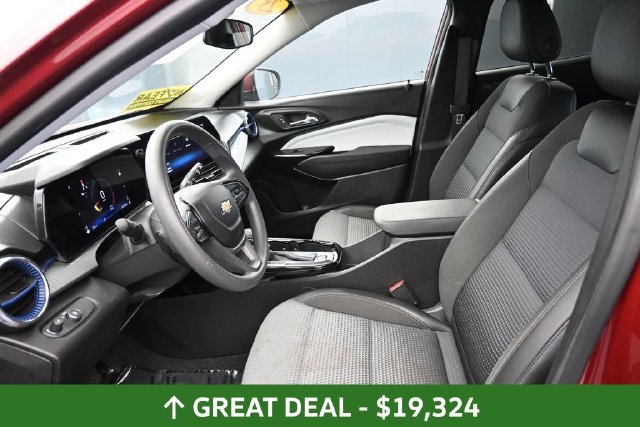 Used 2025 Chevrolet Trax LT FWD image 17