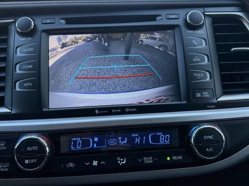 Used 2019 Toyota Highlander SE image 27