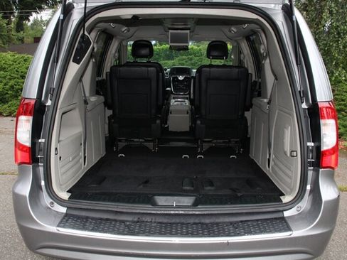 Used 2014 Chrysler Town & Country Touring FWD image 20