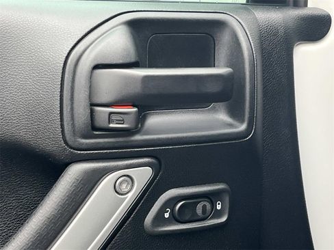 Used 2018 Jeep Wrangler Sahara w/ Connectivity Group image 12