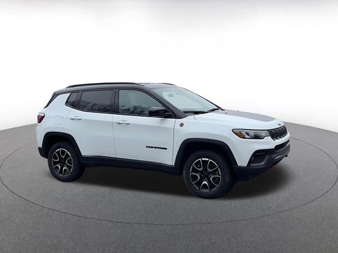 Used 2025 Jeep Compass Trailhawk image 2