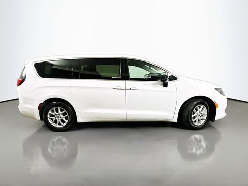 Used 2025 Chrysler Voyager LX image 8