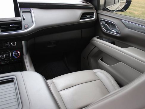 Used 2023 GMC Yukon SLT w/ SLT Luxury Package image 36