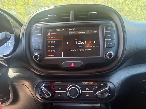 Used 2025 Kia Soul LX w/ LX Technology Package FWD image 17